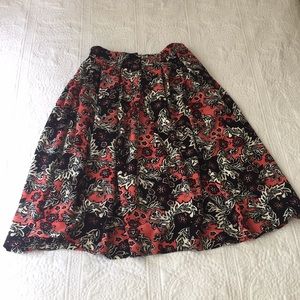 Adorable Mid length high-waisted skirt!